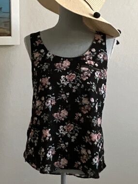 My Michelle Sleeveless Floral Blouse Medium Zip Detail Pocket
